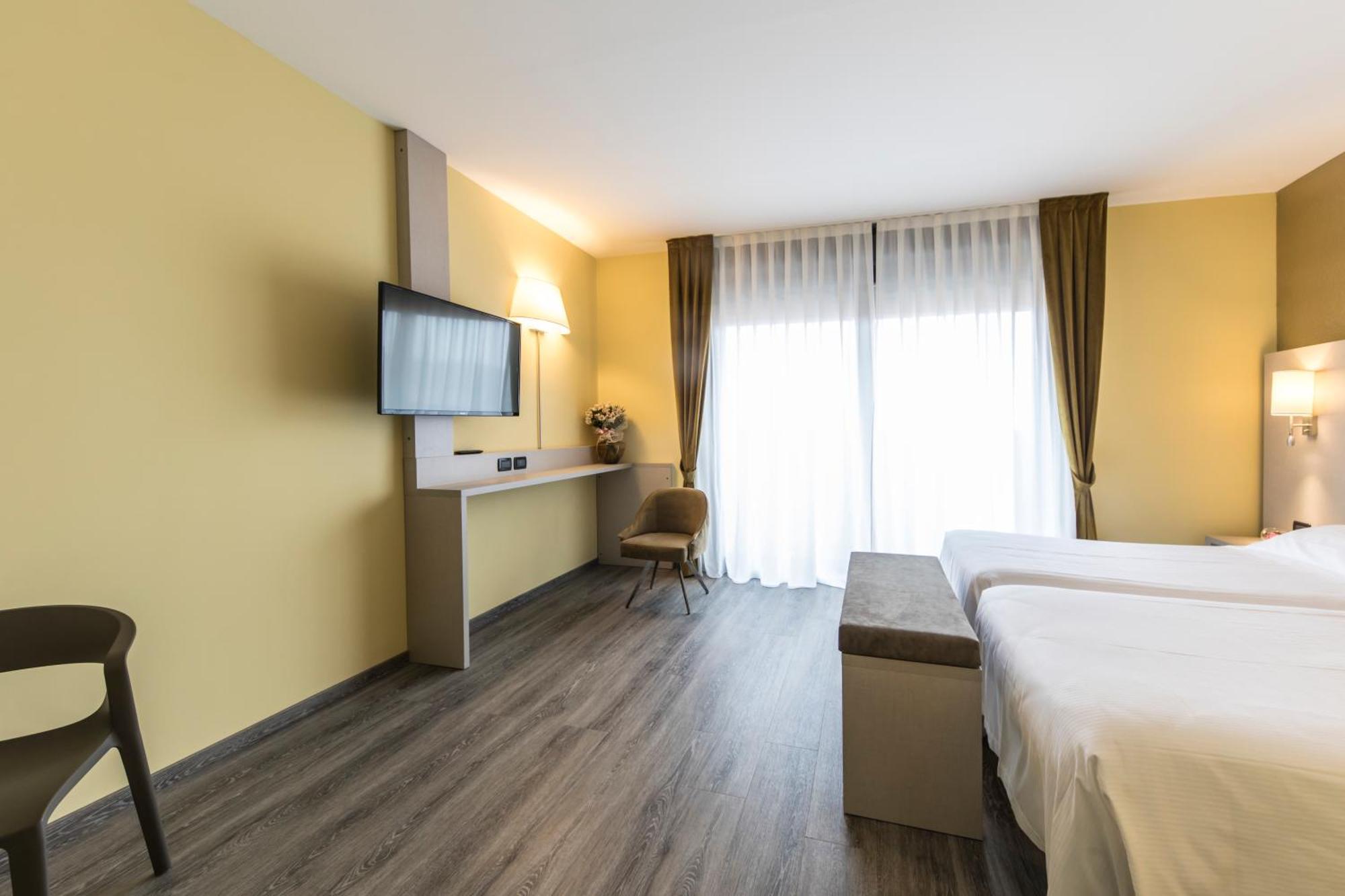 Hotel Donatello Имола Екстериор снимка