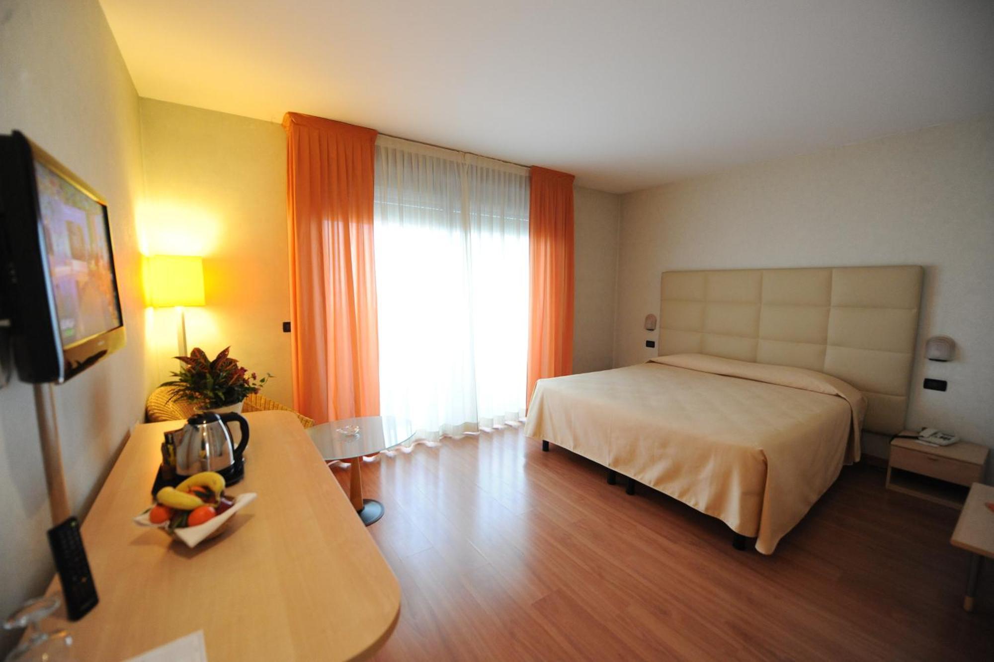 Hotel Donatello Имола Екстериор снимка