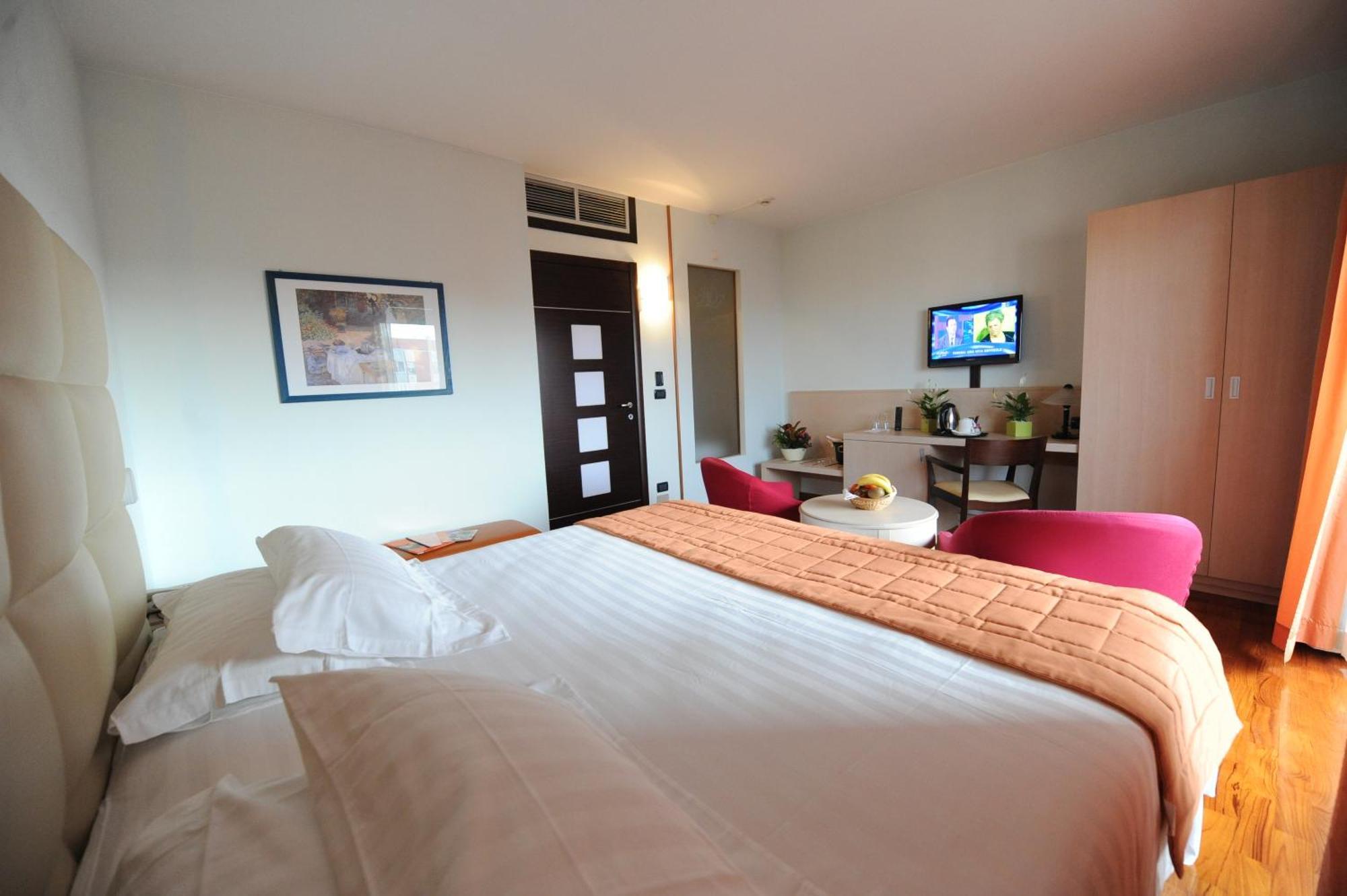 Hotel Donatello Имола Екстериор снимка